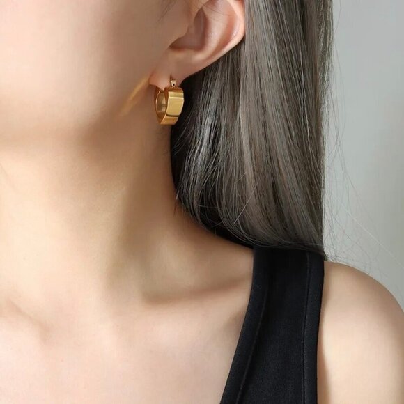 NWT  Heart Hoop Earrings 14K Gold Plated Elegant Minimalist Classic - Picture 4 of 10